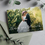 belle lettre mariage merci photo<br><div class="desc">Une belle conception de script avec une merveilleuse image de la mariée et du marié. Ajoutez un message de remerciement personnel à l'arrière.</div>