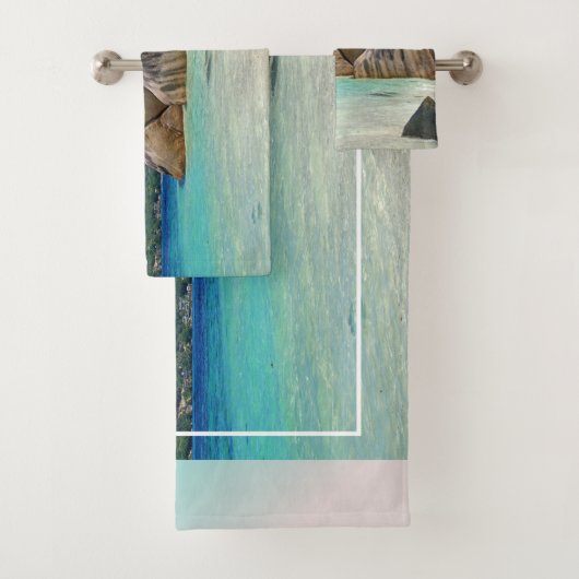 Belle mer tropicale avec une plage rocheuse (En situation)