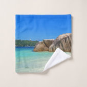 Belle mer tropicale avec une plage rocheuse (Gant de toilette)
