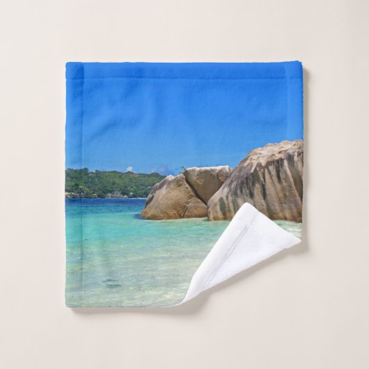 Belle mer tropicale avec une plage rocheuse (Gant de toilette)