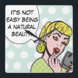 Belle Naturelle Bande dessinée Horloge murale<br><div class="desc">Cette horloge murale fantaisiste vous apportera un sourire aux lèvres. L'horloge murale naturelle de la bande dessinée de beauté présente une jolie jeune femme qui applique du rouge à lèvres et une bulle de discours qui dit : "Ce n'est pas facile d'être une beauté naturelle." La fille et la bulle...</div>