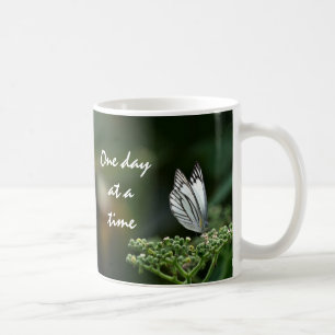Belle papillon "Un jour à la fois" Café Mug