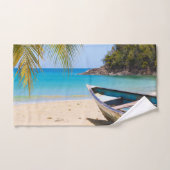 Belle plage tropicale avec bateau à rames (Serviette à main)