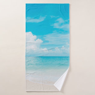 Belle plage tropicale avec ciel bleu et c blanc