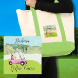 Belle scène de golf Pink Nom du panier Golfin' Que<br><div class="desc">Une touche d'humour de golf pour la petite amie de votre vie, qui va s'amuser avec celle-ci — une charrette de golf amusante pour l'amoureux du golf qui aime jouer avec style — ou qui aime juste jouer — personnalisée avec son prénom. Ou, prenez-en un pour vous-même et racontez votre...</div>