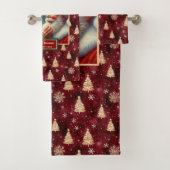 Belle Serviette de bain Cranberry Red Gold Tree (En situation)