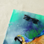 Belle serviette de plage couleur perroquet (En situation)