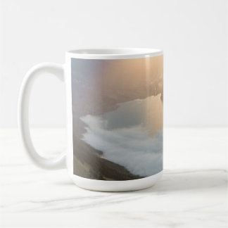 Belle tasse à café avec vagues de plage côtière