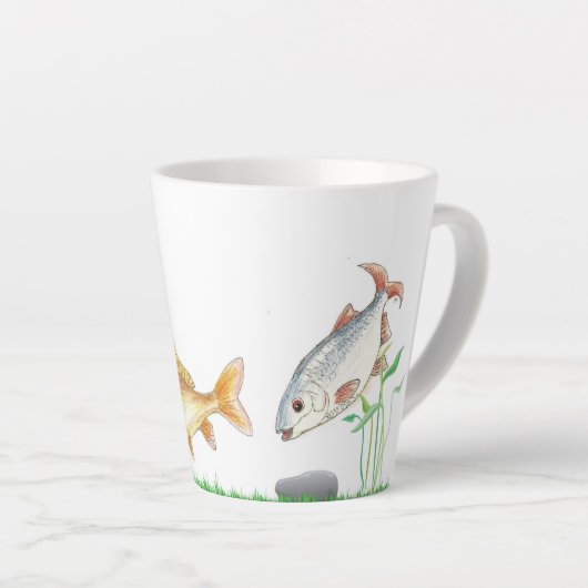 Belle tasse avec du poisson d'eau douce (Angle droit)