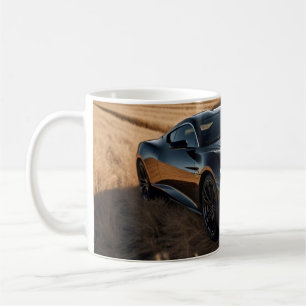 Belle tasse de voiture noire de luxe en champ sec