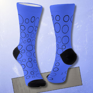 Bellen en ringen, zwarte cirkels op blauw sokken