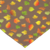 Belles feuilles d'automne sur une nappe marron (Angle)