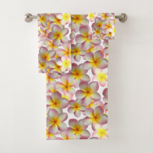 Belles fleurs de plumeria sur fond blanc
