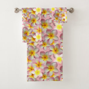 Belles fleurs de plumeria sur un ensemble de servi