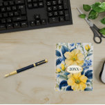 Belles Fleurs Jaunes et Bleues<br><div class="desc">De belles fleurs jaunes et bleues recouvrent ce planificateur. Lumineux et gai, à l'allure campagnarde française. Un badge doré orné avec un centre crème a de l'espace pour l'année en cours.</div>