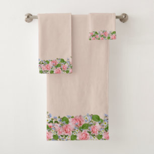 Belles fleurs roses sur du sable clair beige