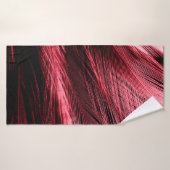 Belles plumes rouges abstraites sur arrière - plan (Serviette de bain)