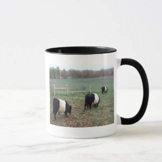 Beltie Koe Herd langs het spoor Mok