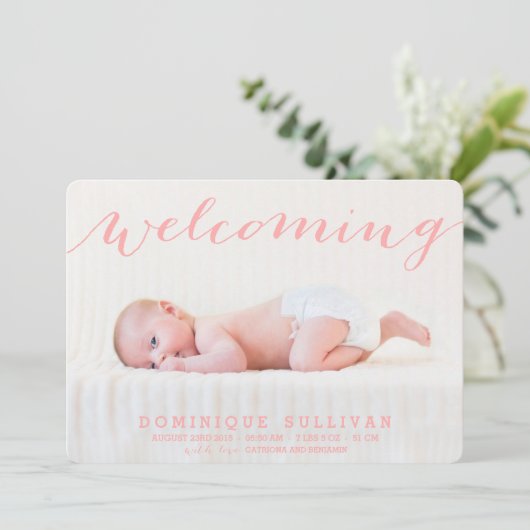 Bemanningsaankondiging van whimsical Pink Script P Aankondiging (Staand voorkant)