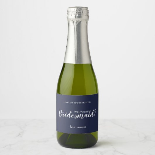 Ben je mijn Bridesmaid? Modern Script Navy Blue Sparkling Wijnetiket (Voorkant)