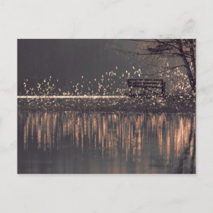 Bench bij het meer in het gouden lichte briefkaart