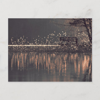 Bench bij het meer in het gouden lichte briefkaart