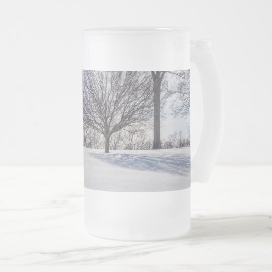 Bench op sneeuw bedekte heuvel Frosted Mok (Voorkant rechts)