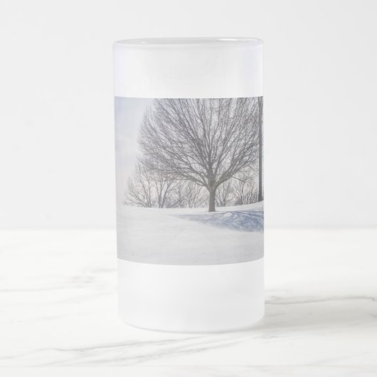 Bench op sneeuw bedekte heuvel Frosted Mok (Center)