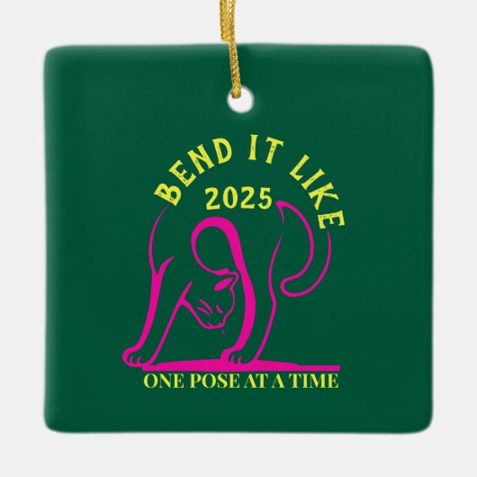  "Bend It Like 2025" Yoga Cat Keramisch Ornament (Voorkant)