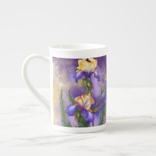 Benenporseleinen mok met Iris bloemen