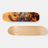 Bengal-Tiger-Jumping-Flames Skateboard (Horizontaal)