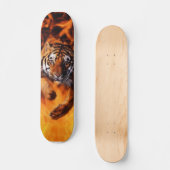 Bengal-Tiger-Jumping-Flames Skateboard (Voorkant)