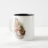 Benjamin Bunny en Peter Rabbit plannen hun inval Tweekleurige Koffiemok (Voorkant links)