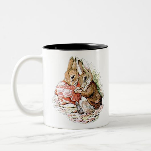 Benjamin Bunny en Peter Rabbit plannen hun inval Tweekleurige Koffiemok (Links)