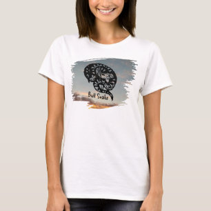 Benoemd Bull Snake Medicine op zonsondergang T-shirt