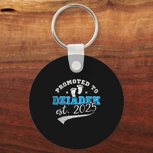 Benoemd tot Dziadek Est 2025 Trots nieuwe opa-wijn Sleutelhanger (Voorkant)