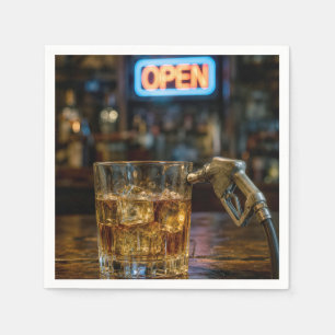 Benzinepistool in een whiskyglas servet