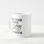 Beoordeel geen boek door zijn film koffiemok (Voorkant links)