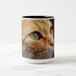 Bepaald gezichtsveld van een gemberkat tweekleurige koffiemok