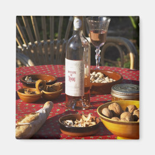 Bereide aspertif- en eetlustopwekkers: brood, olij magneet