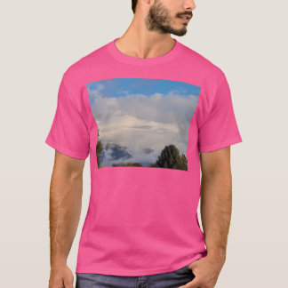Berg en bomen met laag hangende wolken lang t-shirt