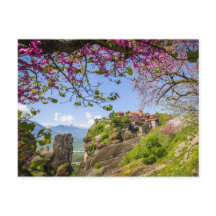 Berg rock en roze kersenboom bloesem