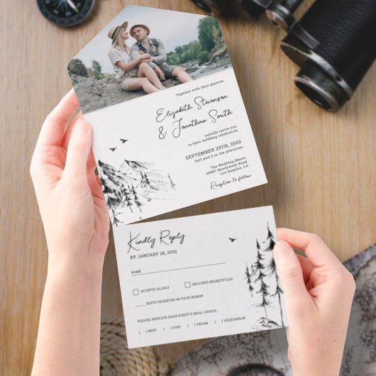 Bergbos, eenvoudig met de hand getekende schetsfot all in one uitnodiging