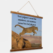 BergCougar springt over twee bergen. Hangend Wandkleed (Gebogen)