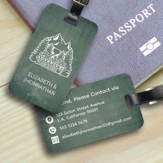 Bergen avontuur begint groene krijtbord reizen bagagelabel