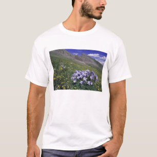 Bergen en wilde bloemen in alpenwei, blauw t-shirt