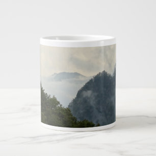 Bergen in de Misty Distance op een Extra Grote Beker