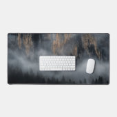 Bergen met mist door bronbos bureaumat (Keyboard & Muis)