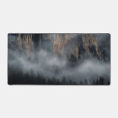 Bergen met mist door bronbos bureaumat (Voorkant)