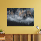 Bergen met mist door bronbos canvas afdruk (Insitu (Woonkamer))